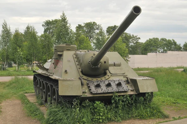 O Museu tanque em Snegeri suburbano, arma autopropulsada soviética Su-100 — Fotografia de Stock