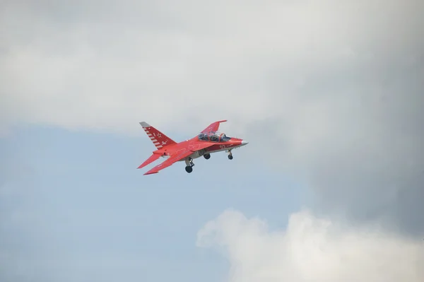 International aviation and space salon MAKS-2013, flight of the new red Yak-130 — Stock Photo, Image