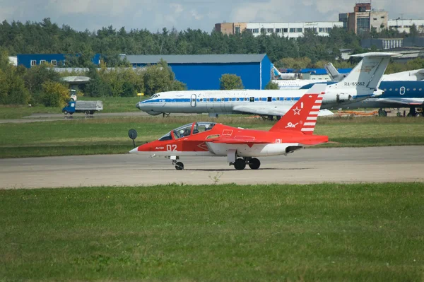 Kansainvälinen ilmailu ja avaruussalonki MAKS-2013. Uuden punaisen taisteluharjoituskoneen asentaminen Yak-130 — kuvapankkivalokuva