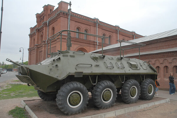 Командующий советской БТР-60ПБ у входа в Артиллерийский музей
