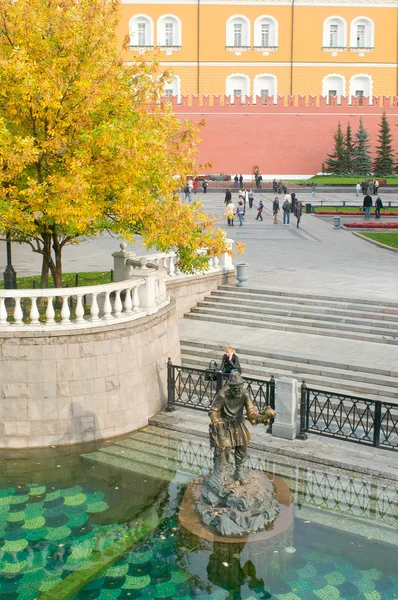 De tuinen van Alexander en de fonteinen in Manezhnaya square, Moskou, Rusland — Stockfoto