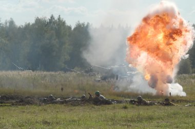 Yeniden yapılanma Ww2 savaş Kubinka, Sovyet piyade ve tanklarda attac, Moscow region, Rusya Federasyonu