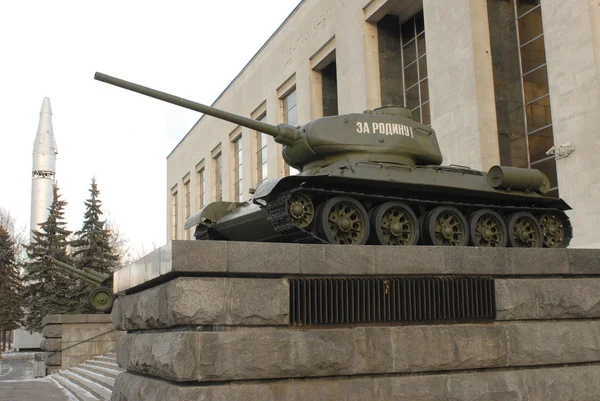 El T-34-85 en la entrada del Museo Central del ejército soviético y ruso, Moscú, RUSIA — Foto de Stock