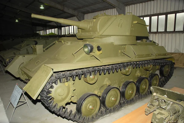 光のソビエト タンク T-80 クビンカ、装甲車両側の博物館で表示、モスクワ地方、ロシア — ストック写真