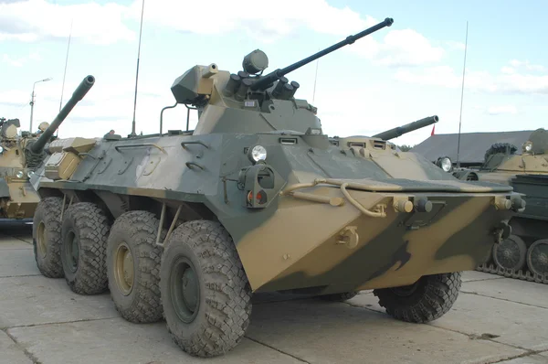 De Sovjet gepantserde personeel vervoerder Btr-70 met een nieuwe toren op de site in de buurt van het Museum, Koebinka, Moscow Region — Stockfoto