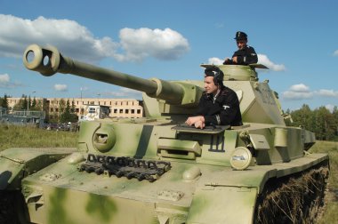 Eski Alman tankı mürettebat Panzer IV yere Moskova Bölgesi Kubinka, Moscow Region, Rusya Federasyonu