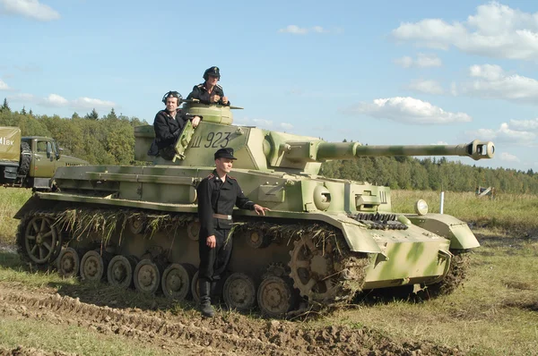 Alter deutscher Panzer iv Panzer mit Besatzung bei der Rekonstruktion der Deponie in Kubinka, der Moskauer Region, der Moskauer Region, Russland — Stockfoto