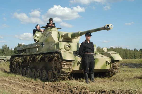 Stary czołg niemiecki PzKpfw Iv z załogi na ziemi w Moscow region Kubinka, Moscow Region, Federacja Rosyjska — Zdjęcie stockowe