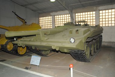 Deli İsveç tank Strv-103 (türü S) zırhlı araçlar, Kubinka, Moscow Region, Rusya Müzesi'nde