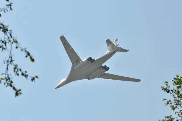 Militärparade zum 65. Jahrestag eines Sieges, der dem Feiern in wwii gewidmet ist. Flug von Flugzeugen über der Stadt. der strategische Überschallbomber und die Raketenplattform mit dem Austausch eines Flügels tu-160 "weißer Schwan" (Blackjac — Stockfoto