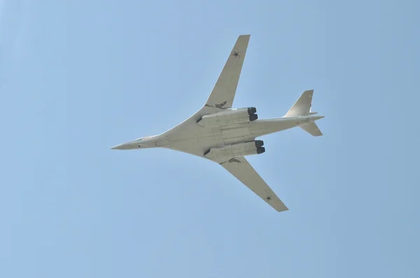 Süpersonik stratejik bombardıman uçağı ve füze platformu moskova üzerinde gökyüzünde bir kanat Tu-160 "Beyaz kuğu" (Blackjack) değişen uçar — Stok fotoğraf