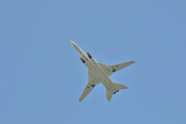 The Tupolev Tu-22M3 (Backfire) is a supersonic swing-wing long-range strategic and maritime strike bomber in the sky over Moscow flies up — Stock Photo, Image