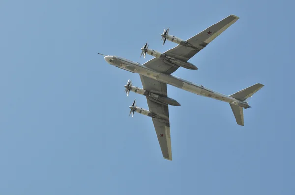 Stratejik bombardıman ve füze platformu Tu-95 "Bear" Moskova üzerinde gökyüzünde Sovyetler Birliği'nde geliştirilen Kızıl Meydan'a kadar uçar — Stok fotoğraf