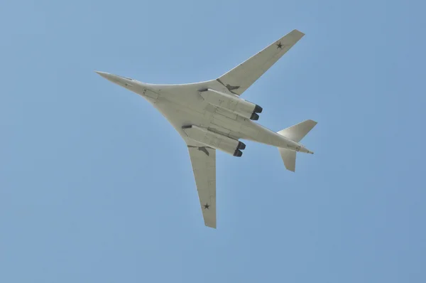 The supersonic strategic bomber and missile platform with changing a wing TU-160 "White swan" Blackjac — Stock Photo, Image