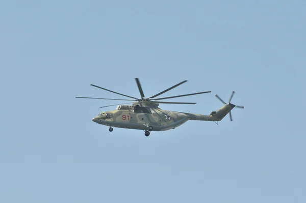 Heavy Russian Mi-26 helicopter developed in the Soviet Union in the sky over Moscow flies up to Red Square — Stock Photo, Image