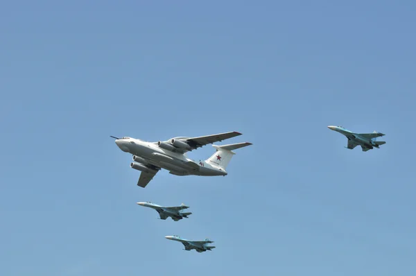 Modern Russian aircrafts A-50 and Sukhoi Su-27 developed in the Soviet Union in the sky over Moscow flies up to Red Square — Stok fotoğraf