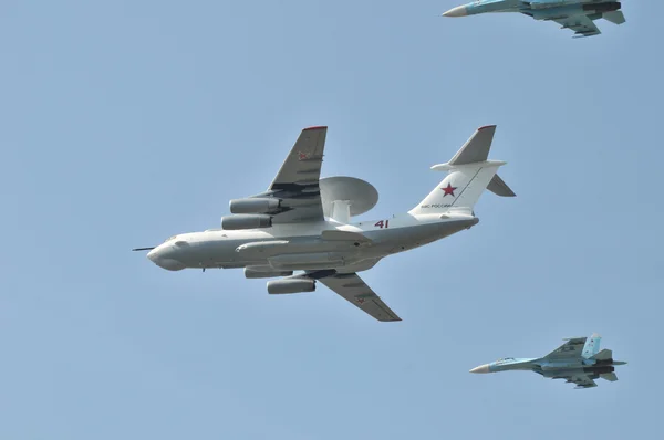 Modern Russian aircrafts A-50 and Sukhoi Su-27 developed in the Soviet Union in the sky over Moscow — Stock Photo, Image