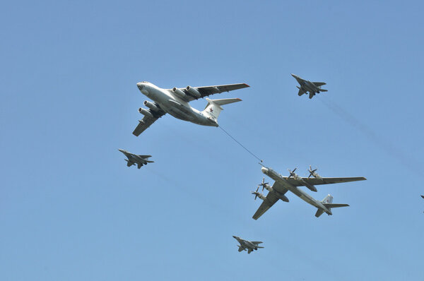 Танкер Ил-78, группа турбовинтовых стратегических бомбардировщиков и ракетная платформа Ту-95 "Медведь"
