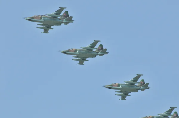 Group of planes Sukhoi Su-25 is a Russian bomber in the sky over Moscow flies — Stock Photo, Image