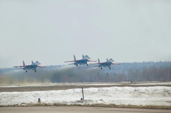 Despegue Sukhoi su-27 Equipo acrobático ruso "Caballeros rusos" en la base aérea Kubinka —  Fotos de Stock