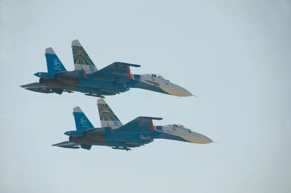 Dos Su-27 Equipo acrobático ruso "Caballeros rusos" en vuelo — Foto de Stock