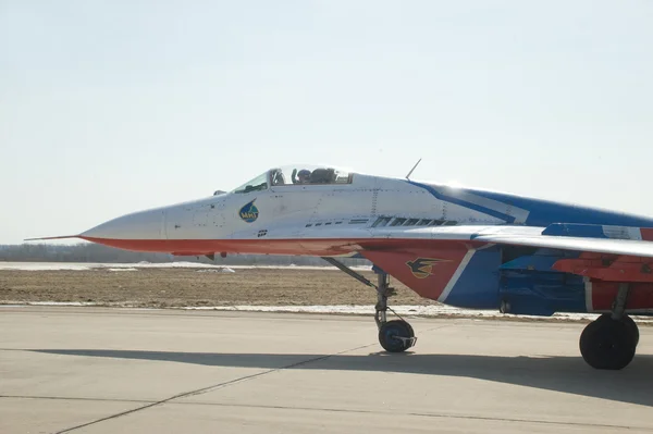 El piloto del equipo acrobático MiG-29 "Swifts" da la bienvenida a los espectadores después de plantar — Foto de Stock