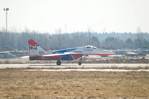 El equipo acrobático ruso MiG-29 "Swifts" después de aterrizar en la base aérea Kubinka — Foto de Stock
