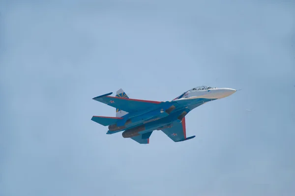 Equipo acrobático ruso Su-27UB "Caballeros rusos" en vuelo — Foto de Stock