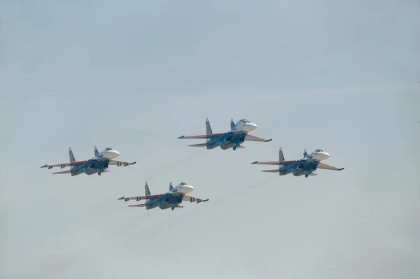 Dört Rus Sukhoi Su-27 akrobasi takımı "Rus şövalyeleri" uçuş — Stok fotoğraf
