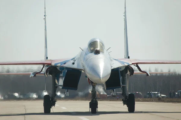 Avión ruso Sukhoi Su-27 equipo acrobático "caballeros rusos" después de aterrizar en el aeropuerto — Foto de Stock