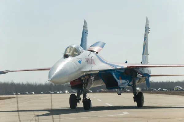 Avión ruso Sukhoi Su-27 equipo acrobático "caballeros rusos" en taxi después de aterrizar en el aeropuerto de Kubinka — Foto de Stock