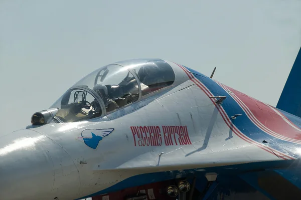 Russian plane Sukhoi  Su-27UB aerobatic team "Russian knights", the pilot welcomes visitors — Stock Photo, Image