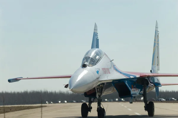 Avión ruso Sukhoi Su-27UB equipo acrobático "Caballeros rusos" después de aterrizar en el aeródromo — Foto de Stock