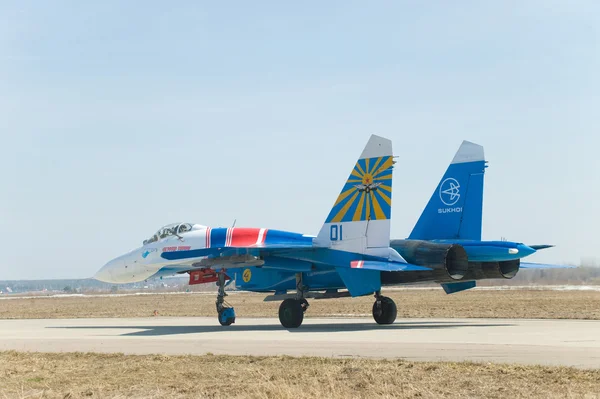 Avión ruso Sukhoi Su-27 equipo acrobático "Caballeros rusos" después de aterrizar en el aeródromo — Foto de Stock