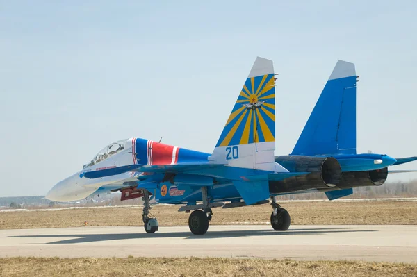 Avión ruso Sukhoi Su-27UB equipo acrobático "Caballeros rusos" después de aterrizar en el aeródromo en Kubinka — Foto de Stock