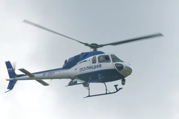 Helikopter polisi Rusia Eurocopter AS-355N Ecureuil 2 layanan penegakan hukum — Stok Foto