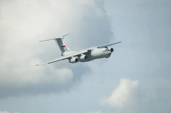 Salón Internacional de Aviación y Espacio MAKS-2013. El vuelo del nuevo avión de transporte ruso Ilyushin Il-76MD-90A sobre un fondo de nubes — Foto de Stock