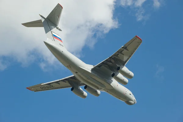 International aviation and space salon MAKS-2013. Flight of the new Russian military transport plane Ilyushin-76MD-90A on a background of clouds — Stock Photo, Image