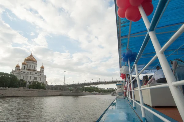 Вид с прогулочного катера у Храма Христа Спасителя и арочного моста летом — стоковое фото