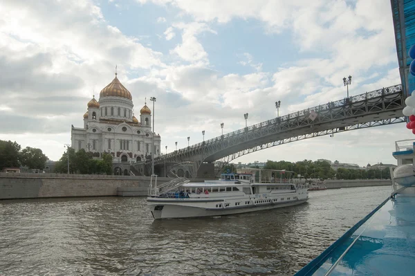 Prachtig uitzicht van plezier boot op de kathedraal van Christus de Verlosser en de Patriarch brug in de zomer — Stockfoto