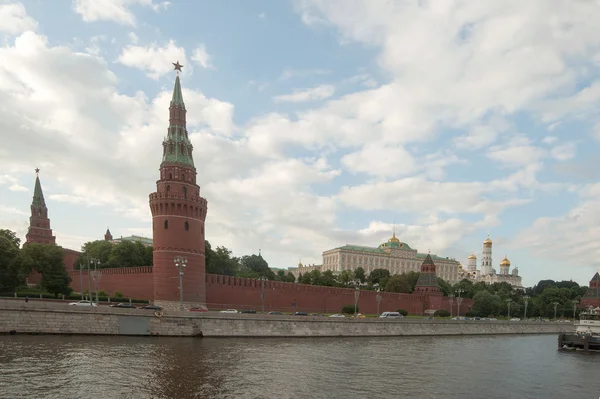 Beautiful view from the pleasure boat on the Moscow Kremlin. — Stock Photo, Image