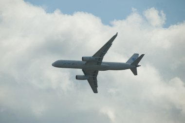Uluslararası Havacılık ve uzay salonda Maks-2013 Zhukovsky, yolcu uçuş bulutlar arka plan üzerinde yeni Rus uçağı Tupolev Tu-204