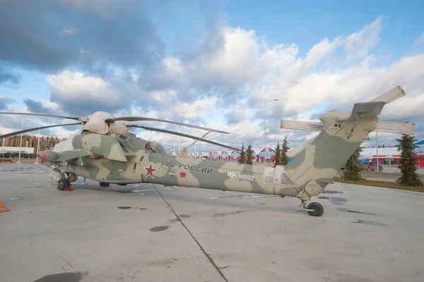 Envuelto helicóptero militar ruso MI-28 "Night hunter" en el estacionamiento en el Parque Patriota —  Fotos de Stock