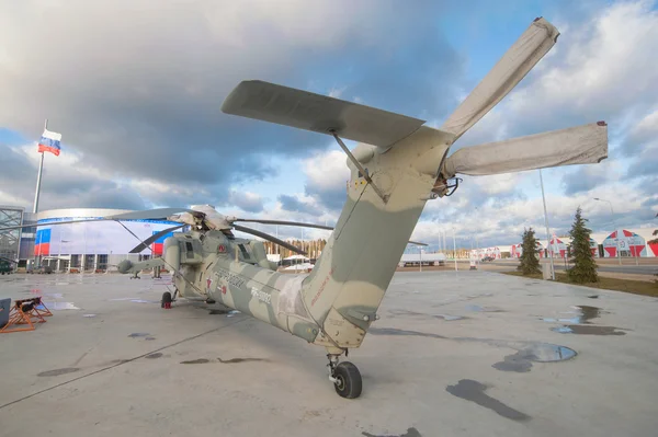 Helicóptero de ataque ruso envuelto MI-28 "Cazador nocturno" en el estacionamiento en el nuevo Parque Patriota —  Fotos de Stock