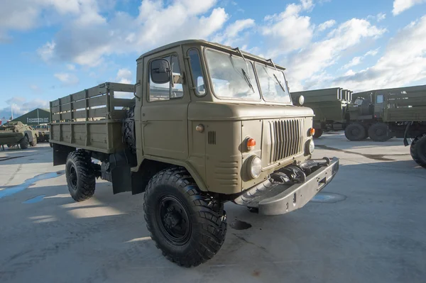 Den gamla sovjetiska lastbilen Gaz-66 i den nya militära parken "Patriot" — Stockfoto