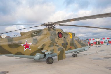 Park vatansever, bir parçası olarak park yerinde Mi-24 modern Rus askeri helikopter