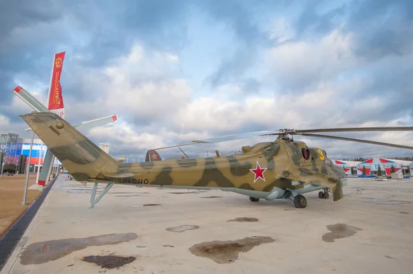 Moderno helicóptero militar ruso Mi-24 en el estacionamiento en Patriot Park, vista trasera —  Fotos de Stock