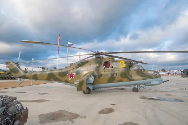 Moderno helicóptero militar ruso Mi-24 en el estacionamiento en Patriot Park, vista lateral —  Fotos de Stock