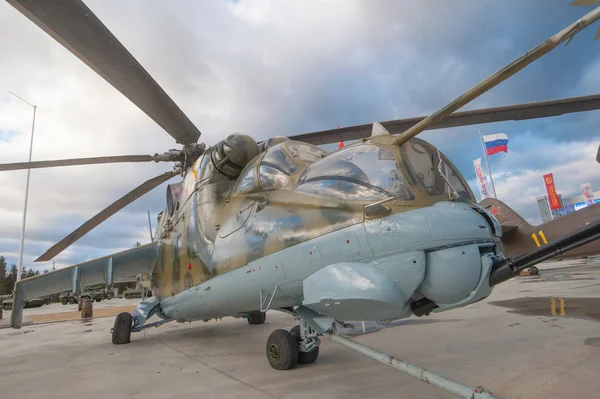 Helicóptero de combate ruso Mi-24 en el estacionamiento en Patriot Park, vista frontal —  Fotos de Stock