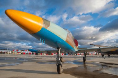 Aero L-39 Albatros Çekoslovak eğitim jet vatansever parkta, görünümü aşağıdan Park